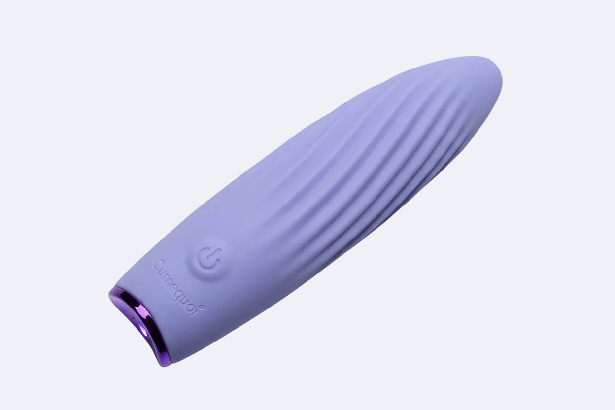 Purple electronic device with 'Cumeque' branding on a dark surface