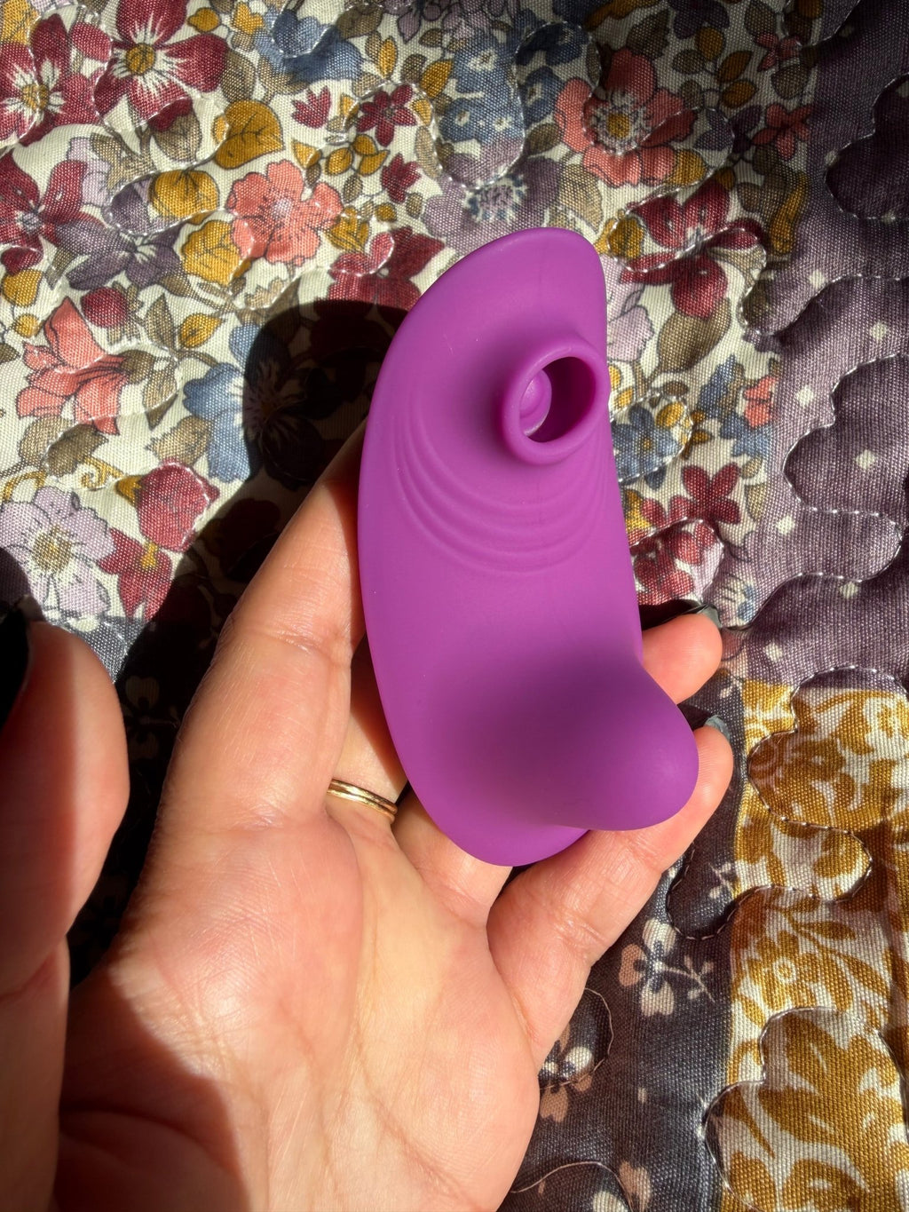 Discreet Wearable Clitoral Suction Vibrator: Hands - free Magnetic Pleasure - sex toy Vibrators & Suckers Lebanon