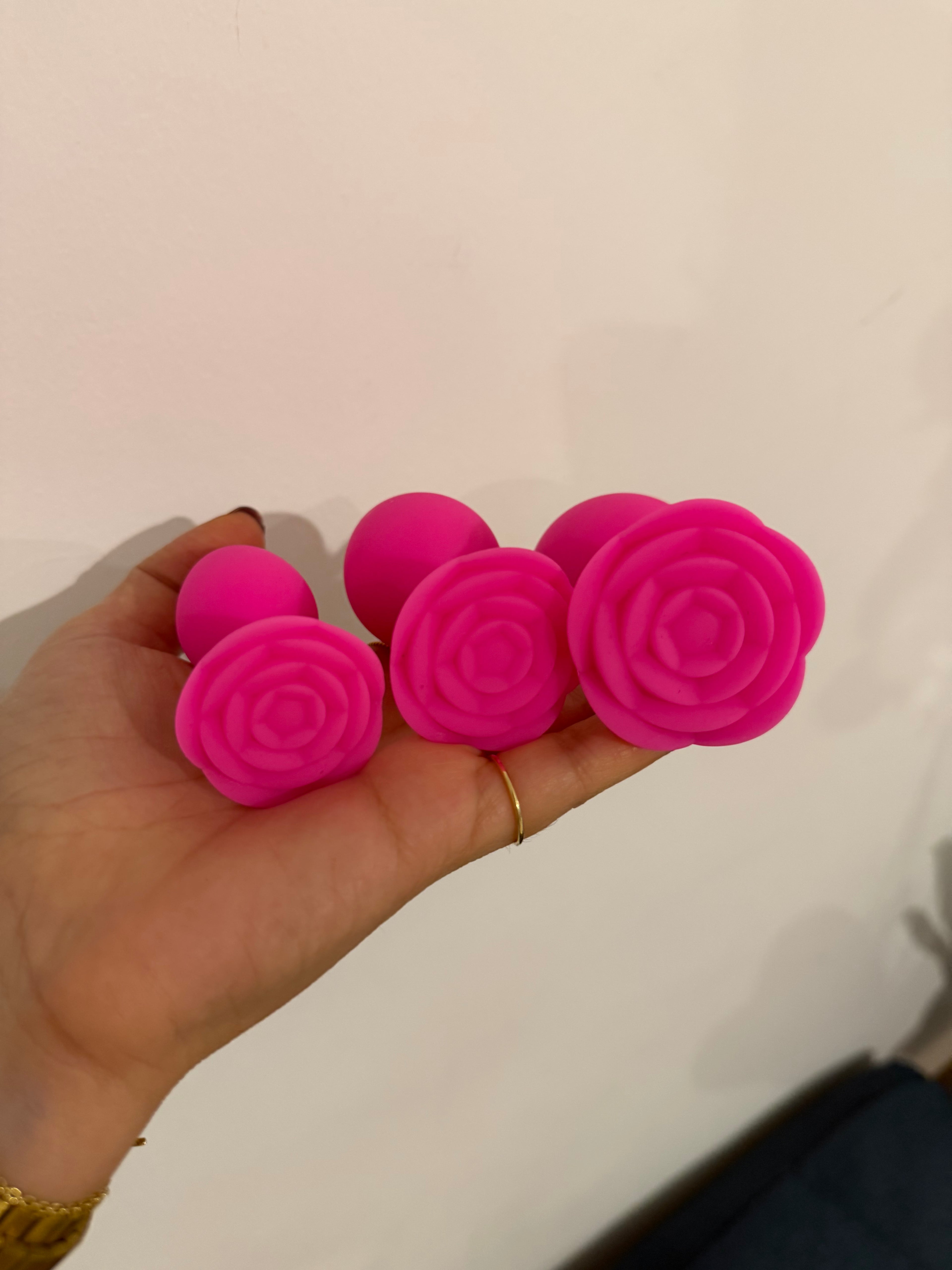 Rose shaped pink anal plugs set aesthetic design beginner toys Lebanon